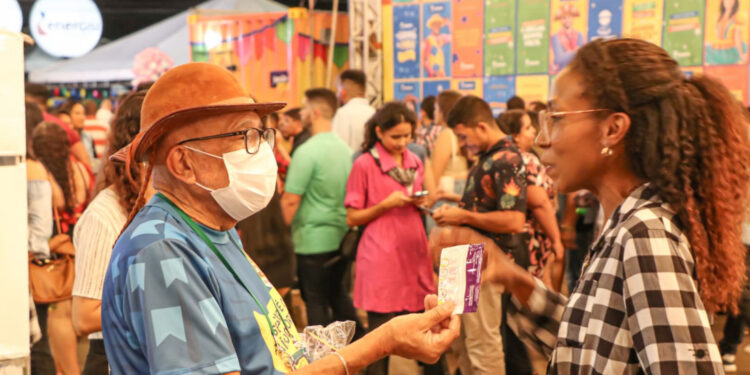 Saúde intensifica ações contra as hepatites virais e disponibiliza folhetos educativos na Vila do Forró