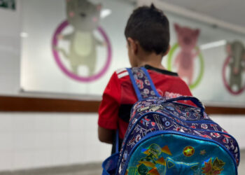 Ortopedista alerta sobre riscos do peso excessivo e uso incorreto das mochilas escolares na volta às aulas