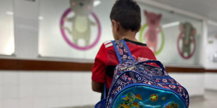 Ortopedista alerta sobre riscos do peso excessivo e uso incorreto das mochilas escolares na volta às aulas