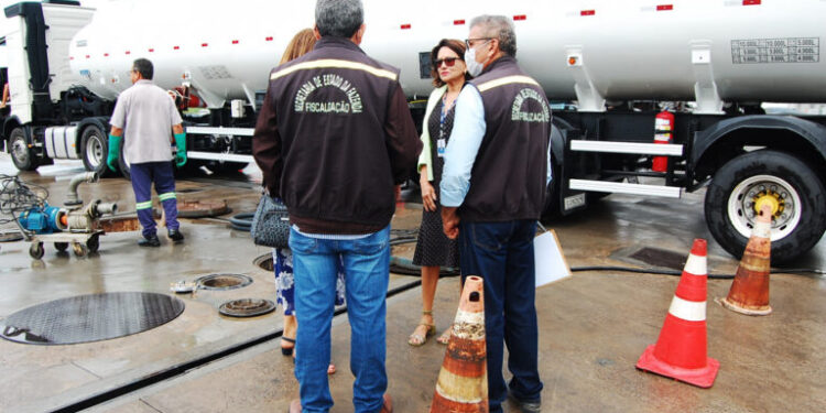 Fiscalização recolhe combustíveis adulterados em quatro postos