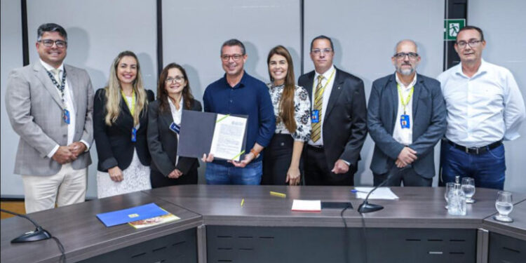 Governador assina contrato para viabilizar ponte na Coroa do Meio