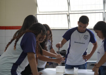 Colégio da rede pública estadual incentiva estudantes à pesquisa científica