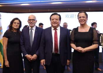 Cidades-irmãs: Delegada Katarina participa de assinatura de convênio entre Aracaju e Yantai
