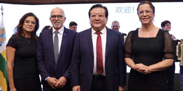 Cidades-irmãs: Delegada Katarina participa de assinatura de convênio entre Aracaju e Yantai