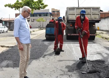 Edvaldo acompanha início de mutirão tapa-buracos no Santos Dumont