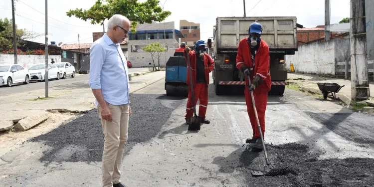 Edvaldo acompanha início de mutirão tapa-buracos no Santos Dumont