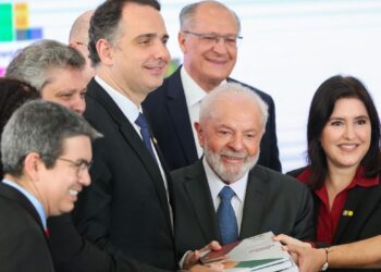 Erraremos menos na gestão do país ouvindo o que o povo pensa, diz Lula