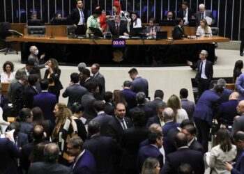 Câmara aprova arcabouço fiscal sem Fundeb e Fundo do DF