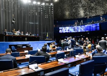 Senado aprova MP que aumenta salário mínimo e amplia isenção do IR