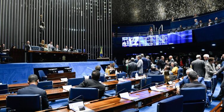 Senado aprova MP que aumenta salário mínimo e amplia isenção do IR