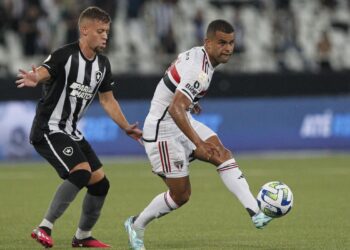 Brasileiro: São Paulo tenta tirar pontos do líder Botafogo no Morumbi