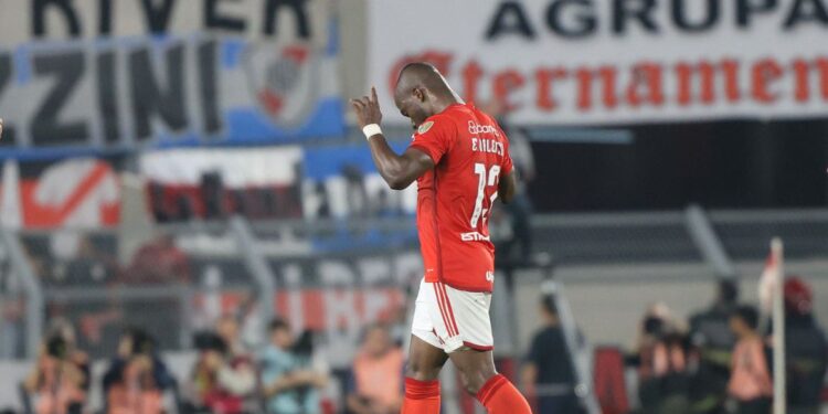 Internacional vence Bolívar e fica perto da semifinal da Libertadores