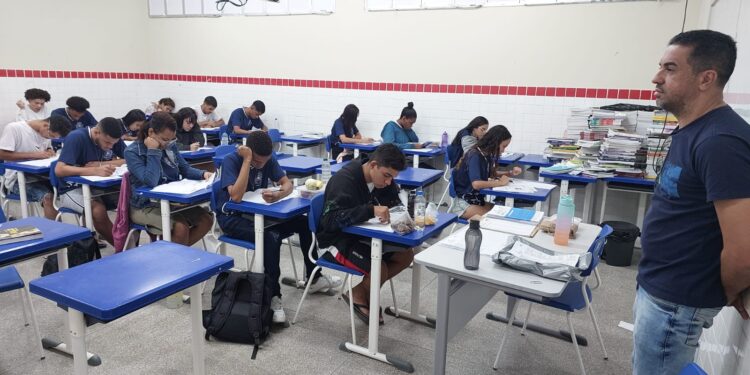 Mais de 18 mil alunos da rede estadual de ensino respondem ao Simula Enem