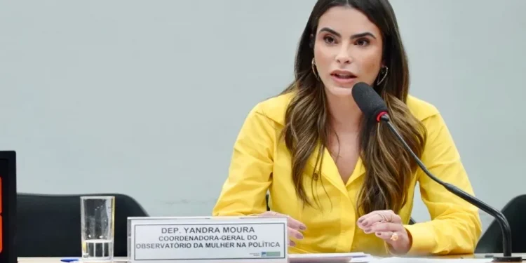 Yandra Moura: “Vamos juntas construir um ambiente mais acolhedor e fazer valer a voz das mulheres na política”