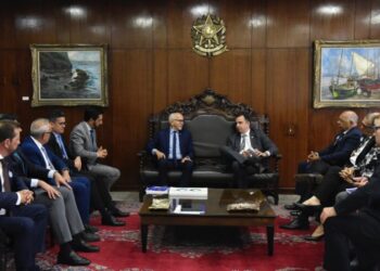 Prefeito Edvaldo lidera mobilização por reforma tributária justa em reunião com presidente do Senado