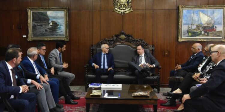 Prefeito Edvaldo lidera mobilização por reforma tributária justa em reunião com presidente do Senado