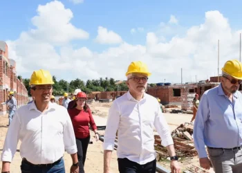 Prefeito Edvaldo inspeciona obra do Residencial Mangabeiras
