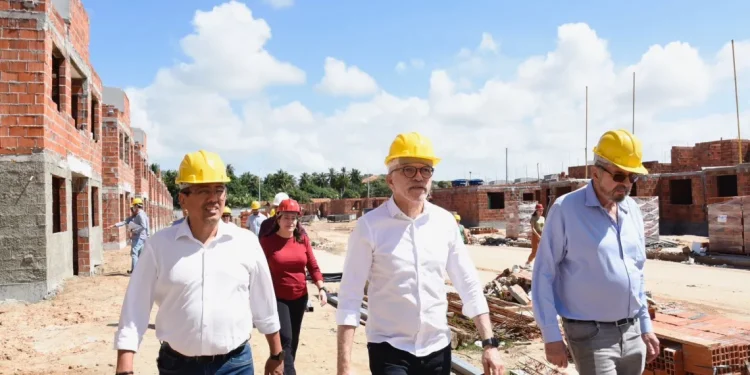 Prefeito Edvaldo inspeciona obra do Residencial Mangabeiras