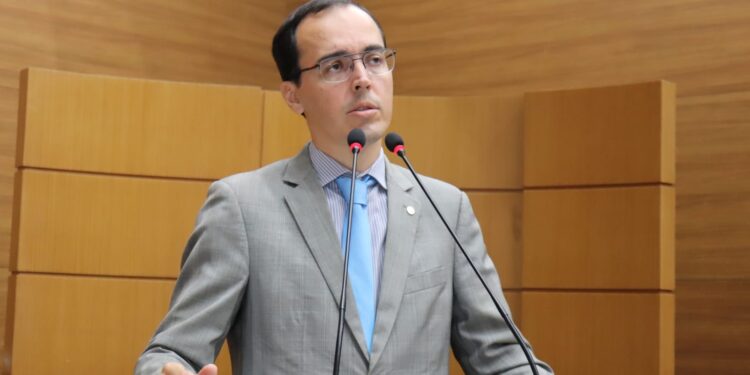 Georgeo: “Governo finge que está instituindo a Lei do Piso da enfermagem.”