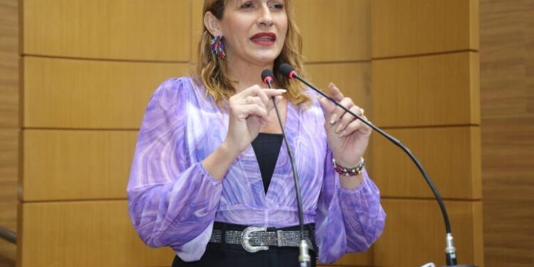 Linda Brasil denuncia situação preocupante dos Castramóveis de São Cristóvão e Aracaju