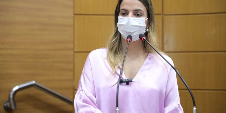 Em plenário, deputadas discursam sobre temas de violência contra a mulher