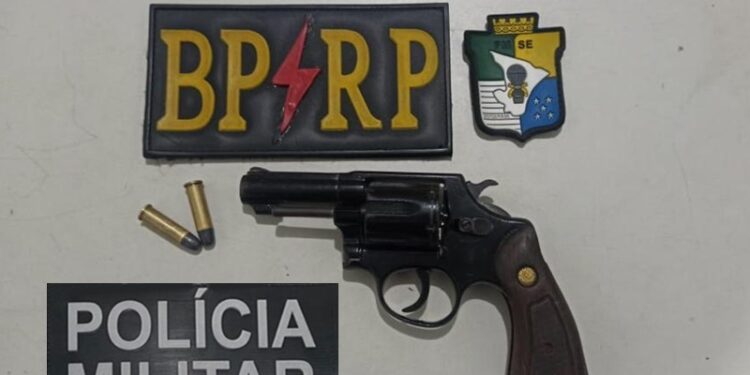 PM prende uma pessoa e apreende arma de fogo na Zona Sul da capital