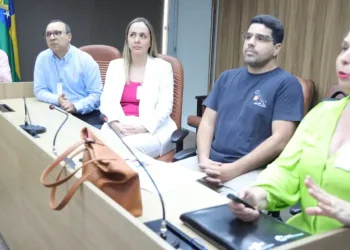 Presidente da Alese, Jeferson Andrade, recebe representantes do Sebrae