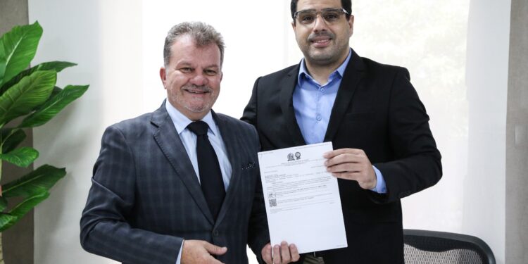 Jeferson Andrade recebe Projeto de Lei entregue pelo presidente do TJSE