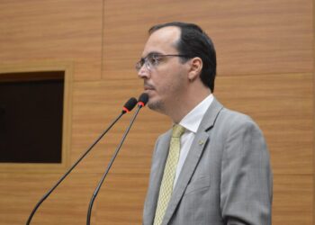 Georgeo solicita pagamento de gratificação para secretários escolares