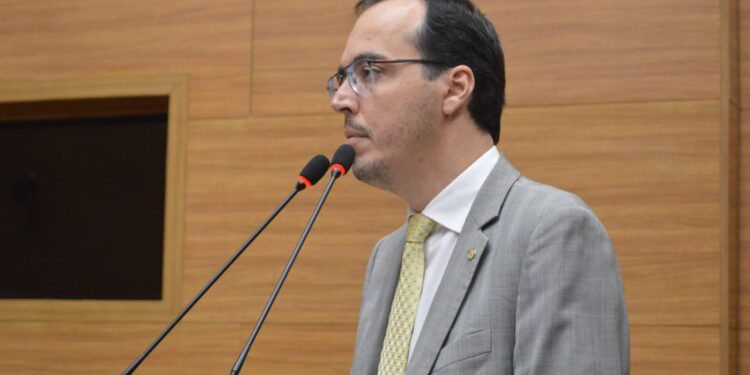 Georgeo solicita pagamento de gratificação para secretários escolares