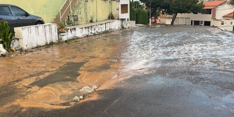 Adutora rompe e deixa moradores sem água em Aracaju; confira locais afetados
