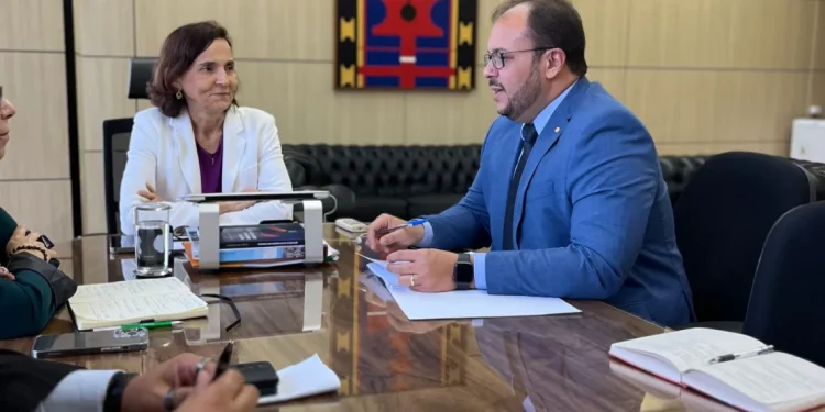 Deputado Thiago visita MEC e quer passe livre para estudantes e nova legislação para consórcios educacionais