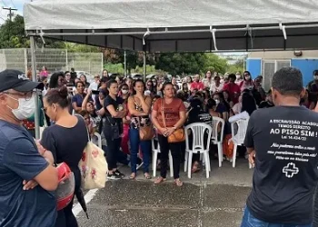 Profissionais da FHS realizam manifestação em frente ao Huse