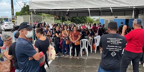 Profissionais da FHS realizam manifestação em frente ao Huse