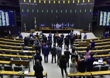 Câmara aprova reajuste do mínimo e atualização da tabela do IR