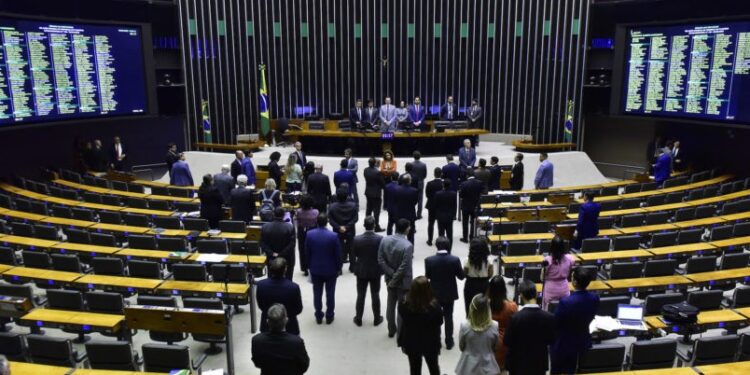 Câmara aprova reajuste do mínimo e atualização da tabela do IR
