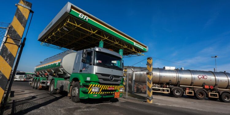 Petrobras reajusta preços da gasolina e do diesel para distribuidoras