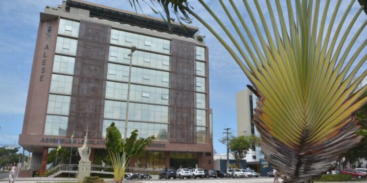 Alese não tem deputado licenciado recebendo remuneração ilegalmente