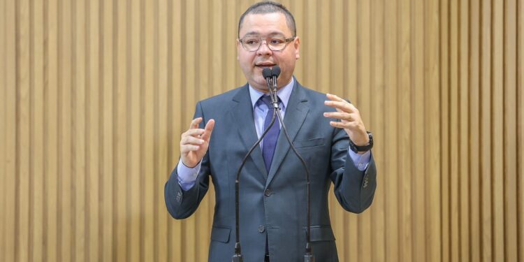 Eduardo Lima critica o CNS por recomendar a redução da idade do tratamento hormonal para mudança de sexo