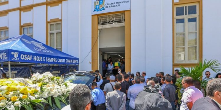 Corpo do ex-vereador Thiaguinho Batalha é sepultado em Aracaju