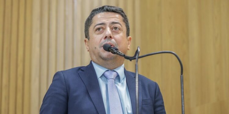 “Vocês estão pagando por um erro que vocês não cometeram”, lamenta Fabiano Oliveira ao dirigir-se aos colegas Sávio de Vardo e Fábio Meireles