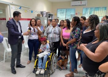 Ricardo Marques ouve demandas de mães da Escola Estadual de Educação Especial João Cardoso