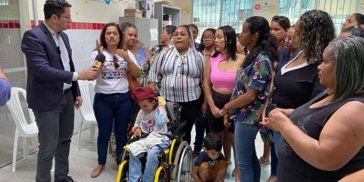 Ricardo Marques ouve demandas de mães da Escola Estadual de Educação Especial João Cardoso