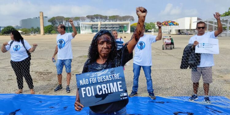 Após 4 anos, pescadores ainda pedem reparação por vazamento de óleo