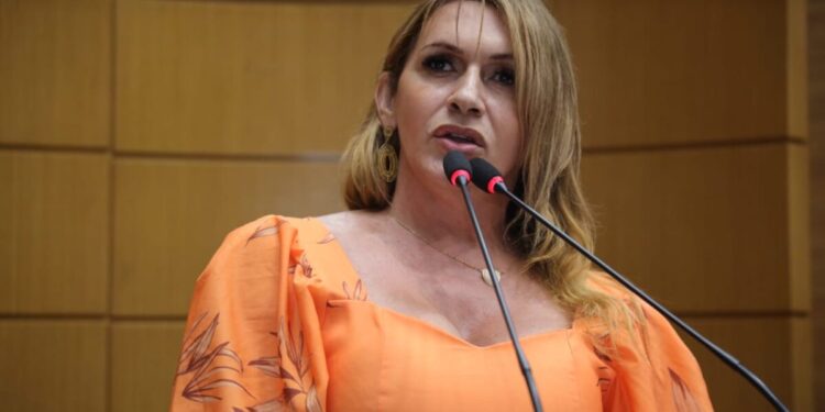 Linda reforça apoio às/aos trabalhadoras/res da Deso e celebra demissão dos policiais envolvidos no assassinato de Genivaldo