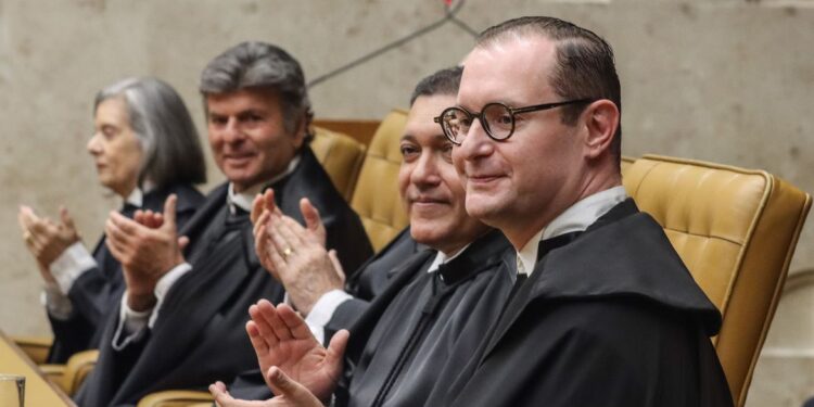 Pedido de vista suspende julgamento da revisão de aposentadorias