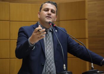 Marcos Oliveira cobra devolução de 14% descontados dos servidores estaduais