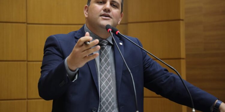 Marcos Oliveira cobra devolução de 14% descontados dos servidores estaduais