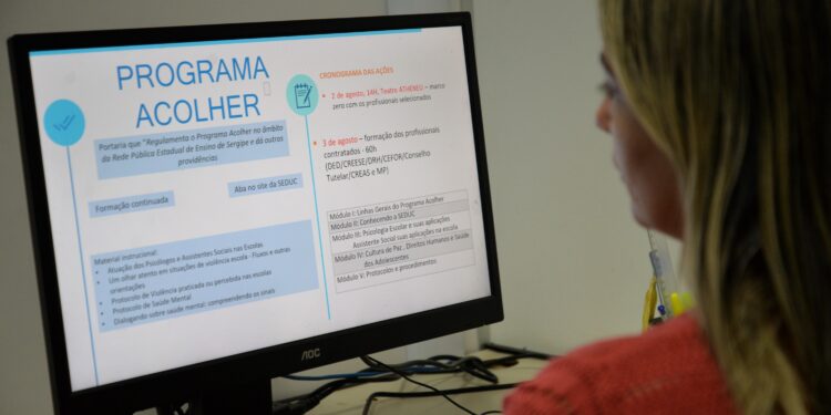 Encontro alinha primeiro dia de trabalho dos assistentes sociais e psicólogos nas escolas estaduais