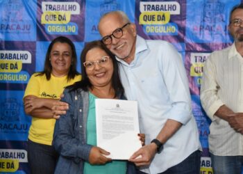 Prefeito Edvaldo entrega 410 escrituras aos moradores do Vitória da Resistência